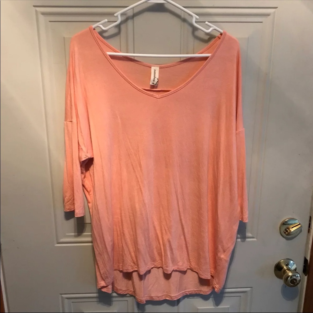 Boutique Peach 3/4 Sleeve Hi-Lo V-Neck Top. Size S